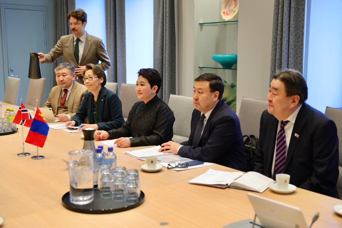 MongolDiplomacy's tweet photo. ГАДААД ХАРИЛЦААНЫ САЙД Б.БАТЦЭЦЭГ НОРВEГИЙН ХААНТ УЛСЫН ОЛОН УЛСЫН ХӨГЖЛИЙН САЙД ООСМҮНД ГРӨВEР АҮКРҮСТТЭЙ УУЛЗАЛТ ХИЙЛЭЭ

Гадаад харилцааны сайд Б.Батцэцэг Норвег Улсад хийж буй албан ёсны айлчлалынхаа хүрээнд тус улсын Олон улсын хөгжлийн сайд Оoсмүнд Грөвер Аүкрүсттэй уулзалт хийж, олон улсын хөгжлийн хамтын ажиллагааны хүрээнд хоёр улсын харилцааг өргөжүүлэх талаар болон олон улсын харилцааны зарим асуудлаар санал солилцлоо.

Уулзалтаар талууд ардчилал, хүний эрх, хууль дээдлэх нийтлэг үнэт зүйлсэд тулгуурласан Монгол, Норвегийн харилцааг эдийн засаг, хөрөнгө оруулалтын агуулгаар баяжуулах, энэ хүрээнд сэргээгдэх эрчим хүч, байгаль орчны хамгаалал, ойн аж ахуй, ногоон технологи, боловсрол, соёл, аялал жуулчлалын салбарт хамтын ажиллагааг өргөжүүлэх өргөн боломж байгааг онцоллоо.

Мөн олон талт хамтын ажиллагааны хүрээнд манай хоёр улс үр дүнтэй хамтран ажиллаж буйг онцолсон бөгөөд “Сонгуульд нэр дэвшигчид, улс төрийн намууд болон сонгуулийн кампанит ажлын санхүүжилтийн ил тод байдлыг нэмэгдүүлэх тухай” НҮБ-ын тогтоолыг Норвег Улстай хамтран санаачилж, батлуулсныг тэмдэглэлээ.

Энэхүү үр дүнтэй хамтын ажиллагааг цаашид бататгах, тухайлбал, уур амьсгалын өөрчлөлт, цөлжилттэй тэмцэх, бэлчээр, хөрсний зохистой менежмент, ойжуулалт зэрэг чиглэлээр хамтран ажиллах санал тавьж, энэ оны 8 дугаар сард Улаанбаатар хотод болох НҮБ-ын цөлжилттэй тэмцэх конвенцын оролцогч талуудын 17 дугаар бага хуралд сайд Оосмүнд Грөвер Аүкрүстийг оролцохыг урилаа.

Сайд Б.Батцэцэг Монгол Улсад 2024 онд батлагдсан Үндэсний баялгийн сангийн тухай хуулийн хүрээнд байгуулагдсан “Чингис хаан” Үндэсний баялгийн сангийн үйл ажиллагааны талаар танилцуулж, баялгийн сангийн засаглал, хөрөнгийн удирдлагын тэргүүлэх туршлагаа манай улстай хуваалцаж байсан Норвегийн Засгийн газарт талархал илэрхийлэв.