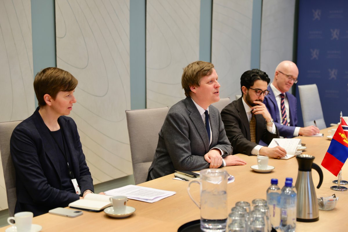 MongolDiplomacy's tweet photo. ГАДААД ХАРИЛЦААНЫ САЙД Б.БАТЦЭЦЭГ НОРВEГИЙН ХААНТ УЛСЫН ОЛОН УЛСЫН ХӨГЖЛИЙН САЙД ООСМҮНД ГРӨВEР АҮКРҮСТТЭЙ УУЛЗАЛТ ХИЙЛЭЭ

Гадаад харилцааны сайд Б.Батцэцэг Норвег Улсад хийж буй албан ёсны айлчлалынхаа хүрээнд тус улсын Олон улсын хөгжлийн сайд Оoсмүнд Грөвер Аүкрүсттэй уулзалт хийж, олон улсын хөгжлийн хамтын ажиллагааны хүрээнд хоёр улсын харилцааг өргөжүүлэх талаар болон олон улсын харилцааны зарим асуудлаар санал солилцлоо.

Уулзалтаар талууд ардчилал, хүний эрх, хууль дээдлэх нийтлэг үнэт зүйлсэд тулгуурласан Монгол, Норвегийн харилцааг эдийн засаг, хөрөнгө оруулалтын агуулгаар баяжуулах, энэ хүрээнд сэргээгдэх эрчим хүч, байгаль орчны хамгаалал, ойн аж ахуй, ногоон технологи, боловсрол, соёл, аялал жуулчлалын салбарт хамтын ажиллагааг өргөжүүлэх өргөн боломж байгааг онцоллоо.

Мөн олон талт хамтын ажиллагааны хүрээнд манай хоёр улс үр дүнтэй хамтран ажиллаж буйг онцолсон бөгөөд “Сонгуульд нэр дэвшигчид, улс төрийн намууд болон сонгуулийн кампанит ажлын санхүүжилтийн ил тод байдлыг нэмэгдүүлэх тухай” НҮБ-ын тогтоолыг Норвег Улстай хамтран санаачилж, батлуулсныг тэмдэглэлээ.

Энэхүү үр дүнтэй хамтын ажиллагааг цаашид бататгах, тухайлбал, уур амьсгалын өөрчлөлт, цөлжилттэй тэмцэх, бэлчээр, хөрсний зохистой менежмент, ойжуулалт зэрэг чиглэлээр хамтран ажиллах санал тавьж, энэ оны 8 дугаар сард Улаанбаатар хотод болох НҮБ-ын цөлжилттэй тэмцэх конвенцын оролцогч талуудын 17 дугаар бага хуралд сайд Оосмүнд Грөвер Аүкрүстийг оролцохыг урилаа.

Сайд Б.Батцэцэг Монгол Улсад 2024 онд батлагдсан Үндэсний баялгийн сангийн тухай хуулийн хүрээнд байгуулагдсан “Чингис хаан” Үндэсний баялгийн сангийн үйл ажиллагааны талаар танилцуулж, баялгийн сангийн засаглал, хөрөнгийн удирдлагын тэргүүлэх туршлагаа манай улстай хуваалцаж байсан Норвегийн Засгийн газарт талархал илэрхийлэв.