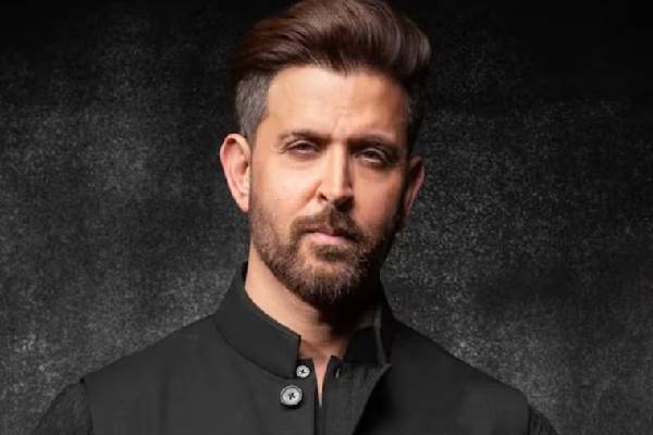 AlwaysBollywood's tweet photo. #Exclusive 🚨 

#HrithikRoshan is set to team up with Telugu director Bobby for his next Pan India action spectacle , Meanwhile, his ambitious #Krrish4 has been put on hold due to budget constraints. ✅

Writer Kona Venkat & Bobby has already narrated a script to @iHrithik and he loved it , project will go on floor soon.
Official announcement on the new project coming soon.