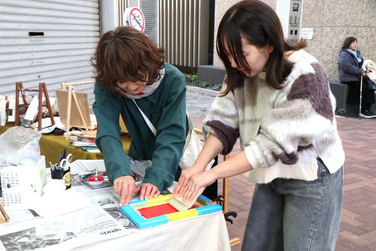 meguru_1025's tweet photo. めぐる、27号特集「つくるつたえる、紙」。

シルクスクリーンでポストカードを刷り、見知らぬ誰かに手紙を書く。

『un peu』さんが行う「お手紙プロジェクト」は、自分が書いた手紙を次の誰かへ渡し、代わりに“誰かの手紙”を受け取るというユニークな仕組みです。 https://t.co/94qKJrL3DR