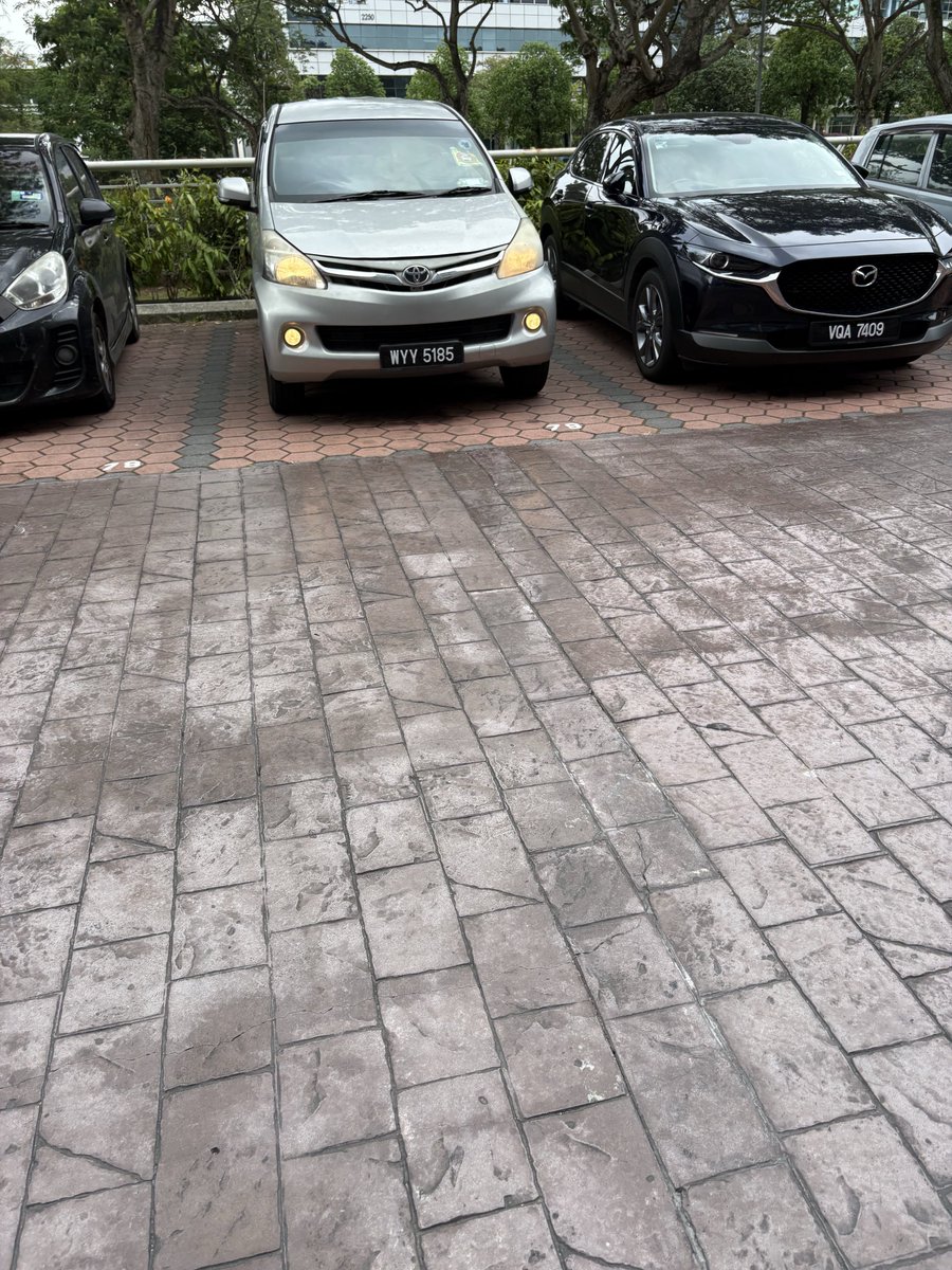 capong's tweet photo. Ternampak ada kereta tak tutup lampu dekat Shaftsbury Cyberjaya, now pukul 3:48pm.

Harap bantu carikkan tuan dia warga Cyberjaya. Insyaallah boleh kurangkan beban dia kena call Bateriku japgi.
@Twt_Cyberjaya @CyberjayaBuzz https://t.co/yq0TykbSUX