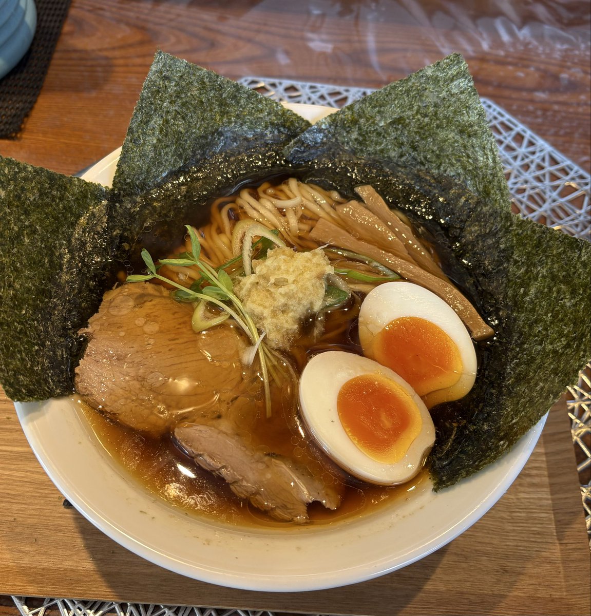 ～中華そば さかうち～
『生姜中華そば(味玉/海苔)』
キリっとしたスープが飲みたくて...さかうちさんの生姜中華そばをいただきました🍜今日は海苔をトッピングしてみました！思い通りのスープに自分で納得ですね！海苔もバッチリ旨しです！ご馳走様でした🙇‍♂️