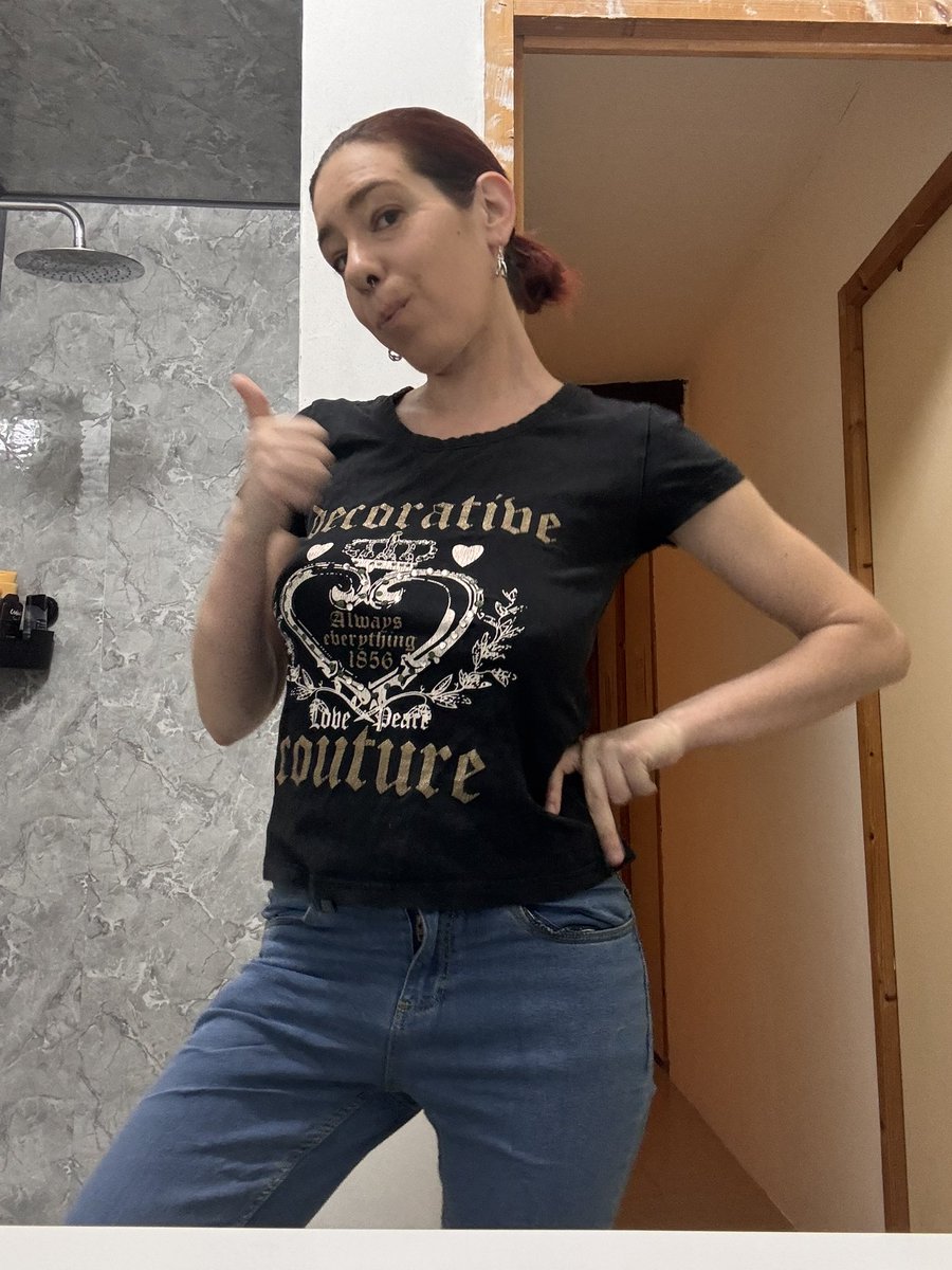 Tentation145L's tweet photo. “Moi 🐕 : Maman simple mais canon 😎
Fleur 😼 : Hmm… un peu trop simple, mais je tolère 💅
Tee-shirt noir + jean = top 💛 #MamanStyle #DuoDeChoc” https://t.co/7OvdoLbTEF