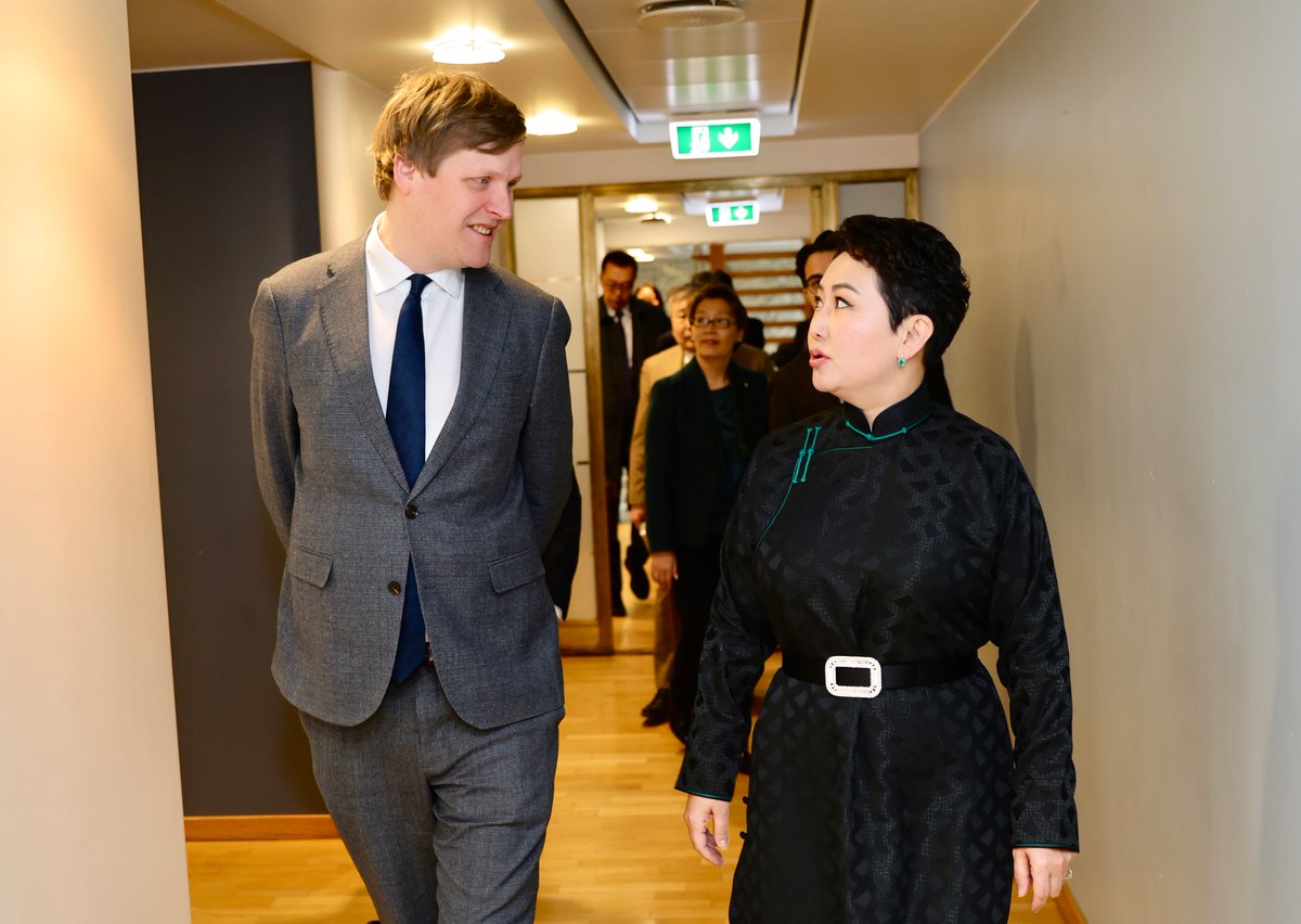 MongolDiplomacy's tweet photo. ГАДААД ХАРИЛЦААНЫ САЙД Б.БАТЦЭЦЭГ НОРВEГИЙН ХААНТ УЛСЫН ОЛОН УЛСЫН ХӨГЖЛИЙН САЙД ООСМҮНД ГРӨВEР АҮКРҮСТТЭЙ УУЛЗАЛТ ХИЙЛЭЭ

Гадаад харилцааны сайд Б.Батцэцэг Норвег Улсад хийж буй албан ёсны айлчлалынхаа хүрээнд тус улсын Олон улсын хөгжлийн сайд Оoсмүнд Грөвер Аүкрүсттэй уулзалт хийж, олон улсын хөгжлийн хамтын ажиллагааны хүрээнд хоёр улсын харилцааг өргөжүүлэх талаар болон олон улсын харилцааны зарим асуудлаар санал солилцлоо.

Уулзалтаар талууд ардчилал, хүний эрх, хууль дээдлэх нийтлэг үнэт зүйлсэд тулгуурласан Монгол, Норвегийн харилцааг эдийн засаг, хөрөнгө оруулалтын агуулгаар баяжуулах, энэ хүрээнд сэргээгдэх эрчим хүч, байгаль орчны хамгаалал, ойн аж ахуй, ногоон технологи, боловсрол, соёл, аялал жуулчлалын салбарт хамтын ажиллагааг өргөжүүлэх өргөн боломж байгааг онцоллоо.

Мөн олон талт хамтын ажиллагааны хүрээнд манай хоёр улс үр дүнтэй хамтран ажиллаж буйг онцолсон бөгөөд “Сонгуульд нэр дэвшигчид, улс төрийн намууд болон сонгуулийн кампанит ажлын санхүүжилтийн ил тод байдлыг нэмэгдүүлэх тухай” НҮБ-ын тогтоолыг Норвег Улстай хамтран санаачилж, батлуулсныг тэмдэглэлээ.

Энэхүү үр дүнтэй хамтын ажиллагааг цаашид бататгах, тухайлбал, уур амьсгалын өөрчлөлт, цөлжилттэй тэмцэх, бэлчээр, хөрсний зохистой менежмент, ойжуулалт зэрэг чиглэлээр хамтран ажиллах санал тавьж, энэ оны 8 дугаар сард Улаанбаатар хотод болох НҮБ-ын цөлжилттэй тэмцэх конвенцын оролцогч талуудын 17 дугаар бага хуралд сайд Оосмүнд Грөвер Аүкрүстийг оролцохыг урилаа.

Сайд Б.Батцэцэг Монгол Улсад 2024 онд батлагдсан Үндэсний баялгийн сангийн тухай хуулийн хүрээнд байгуулагдсан “Чингис хаан” Үндэсний баялгийн сангийн үйл ажиллагааны талаар танилцуулж, баялгийн сангийн засаглал, хөрөнгийн удирдлагын тэргүүлэх туршлагаа манай улстай хуваалцаж байсан Норвегийн Засгийн газарт талархал илэрхийлэв.