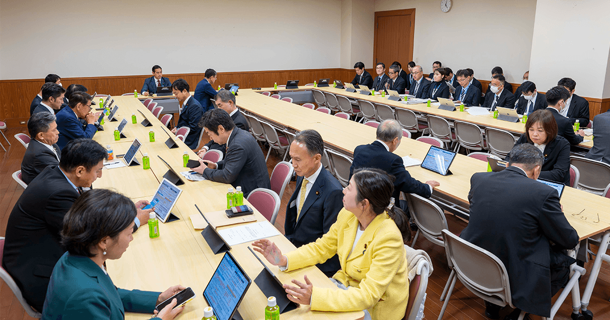 jimin_koho's tweet photo. #自由民主先出し
📌不法残留する外国人の入国を防ぐJESTAを創設
法務部会 入管法の改正案を了承

党法務部会(部会長・藤原崇衆院議員)は3月3日、出入国管理や難民認定等に関する出入国管理法改正案の条文を審査し、了承しました。

改正案は主に2つの改正が盛り込まれました。
1つ目は、短期滞在で入国したまま、不法残留した外国人を退去させるために多大な労力と費用が必要という課題を踏まえ、査証免除対象者で観光等を目的とする短期滞在者等を対象に、入国前に渡航目的等を申告させる電子渡航認証制度(JESTA)を創設。不法残留を企図する外国人の入国を防ぐための事前認証を行います。

2つ目は、外国人の適切な出入国や在留の管理を行うために、在留資格の変更許可に関する手数料の引き上げです。現行法では、在留資格の変更許可や在留期間の更新許可、永住許可の手数料の上限は1万円。改正案では、在留資格の変更許可と在留期間の更新許可を10万円、永住許可を30万円に引き上げます。

出席議員からは「不法滞在者や偽装難民者をより減らす具体的な目標を」といった、今後より厳格な入管法の整備を求める声が上がりました。

#ニュース #購読者募集中
https://t.co/jH34yvN41w