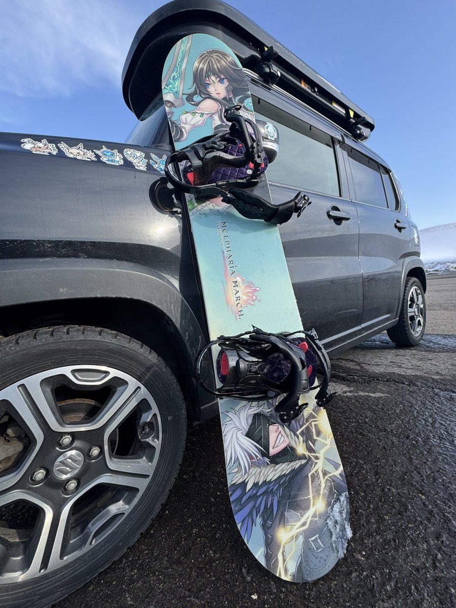 narita_dome's tweet photo. 「スクエニのスノーボード！？」
と驚いた方も多いのではないでしょうか🏂

実はこれ、約12年前。
当時のTwitter（現X）で行われたスマホアプリのタワーディフェンスRPG『メルファリア マーチ』のキャンペーンで頂いたボードなんです。

しかもこちら、特別にもう一本制作して頂いたレアボード！
（抽選当選者の方とは別になります）
https://t.co/P16wey5gCQ

アプリは残念ながらサービス終了してしまいましたが、このボードはメンテすれば 今でも現役で滑れます。

さすがスクウェア・エニックスさんの装備は耐久力が高い…！

ということで…

スクエニさん！
もしよかったら2026-27シーズンの“新しい痛板”コラボ作りませんか？😆🏂笑
⁡
ちなみにスクエニ作品で痛板作るなら何がいいですか？(っ ॑꒳ ॑c)
DQ、FF、NieRなどのビッグタイトルはもちろんの事、ロマサガ、オクトラ、BDも大好物です笑

#スノーボード
#痛板
#スクエニ
#squareenix 
#メルマーチ