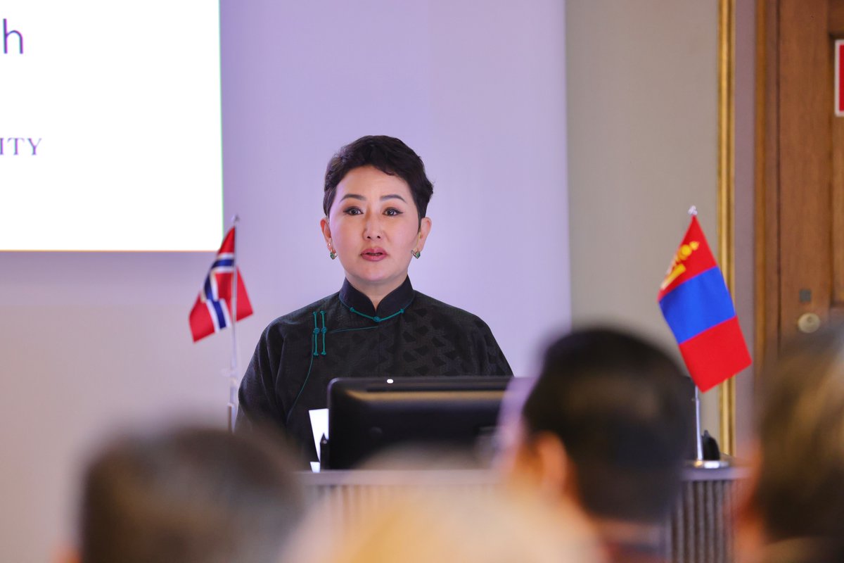 MongolDiplomacy's tweet photo. ГАДААД ХАРИЛЦААНЫ САЙД Б.БАТЦЭЦЭГ
ОСЛОГИЙН ИХ СУРГУУЛИЙН ХАРЬЯА СОЁЛЫН ТҮҮХИЙН МУЗEЙД ЗОЧИЛЖ, ҮЗЭСГЭЛЭНГИЙН НЭЭЛТЭД ОРОЛЦОВ

Гадаад харилцааны сайд Б.Батцэцэг Ослогийн их сургуулийн харьяа Соёлын түүхийн музейд зочилж, Норвегийн нэрт аялагч Оскар Мамены үнэт өвийн цуглуулга болох Монгол Улсын түүхэн цаг үетэй холбоотой гэрэл зургийн үзэсгэлэнгийн нээлтэд оролцов.

Оскар Мамен нь 1911-1945 оны жилүүдэд манай улсад амьдарч, аялахын зэрэгцээ гадаад худалдаа эрхэлж байсан бөгөөд тэрээр Өргөө хотноо оршин суух хугацаандаа 1911 оны Үндэсний эрх чөлөөний хөдөлгөөний түүхэн үйл явдлууд болон 8 дугаар Богд Жавзандамба Хутагтыг шашин, төрийн тэргүүнээр өргөмжилж байсан түүхэн баримтыг гэрэл зургийн хальснаа мөнхлөн үлдээсэн юм.

Соёлын түүхийн музей түүний 3000 орчим гэрэл зургийн хальсыг сэргээн хэвлэж, цахимжуулаад байгаа бөгөөд 130 гаруй эд өлгийн зүйлээс бүрдсэн цуглуулга болон сэргээгдээгүй, олон нийтэд дэлгэгдээгүй олон мянган хальс өдгөө тус музейд мөн хадгалагдаж байна.

Соёлын түүхийн музей нь Гадаад харилцааны сайд Б.Батцэцэгийн Норвег Улсад хийж буй албан ёсны айлчлалын хүрээнд манай улсын хувьд түүхэн ач холбогдол бүхий баримтыг дэлгэж үзэсгэлэн гаргаж буй юм.

Сайд Б.Батцэцэг уг үзэсгэлэнг нээж хэлсэн үгэндээ Оскар Мамены үлдээсэн гэрэл зураг, захидал, өдрийн тэмдэглэлүүд нь манай улсын нийслэлийн тухайн үеийн өнгө төрх, монголчуудын ахуй амьдрал, зан заншил, соёлын өвийг өнөө цагт бодитоор харж, мэдрэх боломжийг олгосон хосгүй үнэт өв гэдгийг онцоллоо. Мөн энэхүү үнэт өвийг хадгалан хамгаалж, хойч үедээ өвлүүлэн үлдээхэд үнэтэй хувь нэмэр оруулж буй Соёлын түүхийн музейн хамт олон, судлаачид болон Оскар Мамены ач, зээ нарт талархал илэрхийллээ.

Манай хоёр улсын түүх соёлын үнэт өвийг хамтран судлах, соёлын салбарын хамтын ажиллагааг Монгол Улсын Засгийн газар, Гадаад харилцааны яамнаас чухалчлан дэмжиж, өндөр ач холбогдол өгч буйг Соёлын түүхийн музейн Ерөнхий захирал Ауд Валборг Түннсесэн сайшааж, талархал илэрхийллээ.

Оскар Мамен мөн XX зууны эхэн үеийн Өргөө хотын архитектур, хотын ахуй амьдрал, хийд, ордон өргөө, арилжааны зах, гудамж, түүнчлэн консулын дэнжид байрлах гадаадын пүүс, байгууллагуудыг гэрэл зурагт буулган үлдээсэн нь түүх, соёлын судалгаанд онцгой чухал ач холбогдолтой гэдгийг эрдэмтэн, судлаачид тэмдэглэж буй юм.