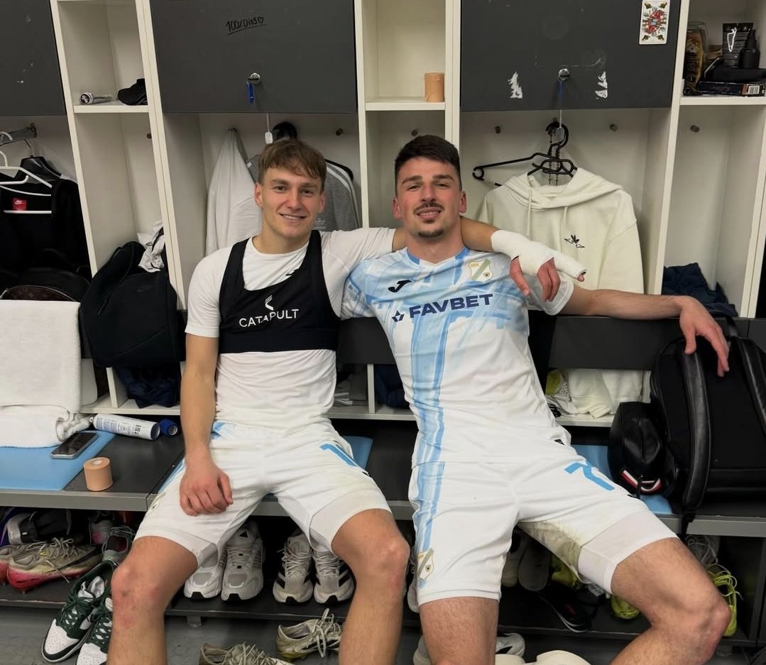 Isto kao što nitko ne priča o Džekinom golu za 2-2 protiv QPR-a, tako svi ignoriraju i Antu Mateja Jurića, a čovjek je:

- iz ničega izborio penal kada je već sve bilo izgubljeno
- pretrčao Raçija na krilu i ubacio za gol Rukavine 

Rijekin Šeško 💪