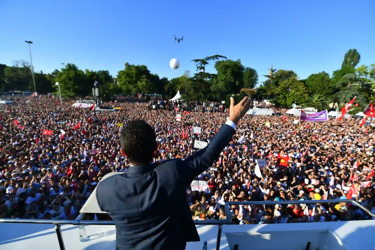 Ekrem İmamoğlu:

"Kaçma şüphem mi var? Ne kaçması, ben Çankaya Köşkü'ne yürüdüğümüz günü bekliyorum!

"Delilleri karartma şüphem mi var? Geçen 11 ayda iftiralarına bir tane delil bulabildiler mi? Delil mi var ki karartacağım?"