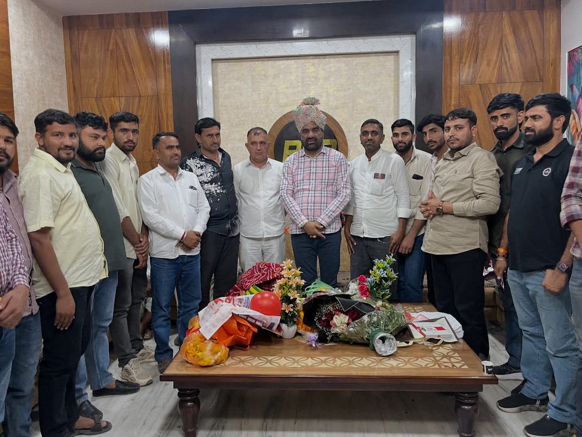 “कल नागौर आवास पर लोहावट से पधारे भाजपा के पूर्व प्रधान श्री भागीरथजी विश्नोई व अन्य जनप्रतिनिधियो ने  नागौर सांसद श्री <a href="/hanumanbeniwal/">HANUMAN BENIWAL</a>
जी से शिष्टाचार मुलाकात की।”
     🔰 आयेगा हनुमान बदलेगा राजस्थान 🔰