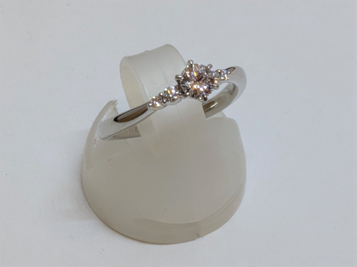 kasikosh_tweet's tweet photo. 「4℃ リング ダイヤ 0.263ct」を買い取らせていただきました。
ご自宅に眠っている貴金属等がございましたら、ぜひお持ちください。
#貴金属
#リング
#VVS2
#Pt950
#リユース
#青梅市
#カシコシュ https://t.co/zyUjAdWTCU
