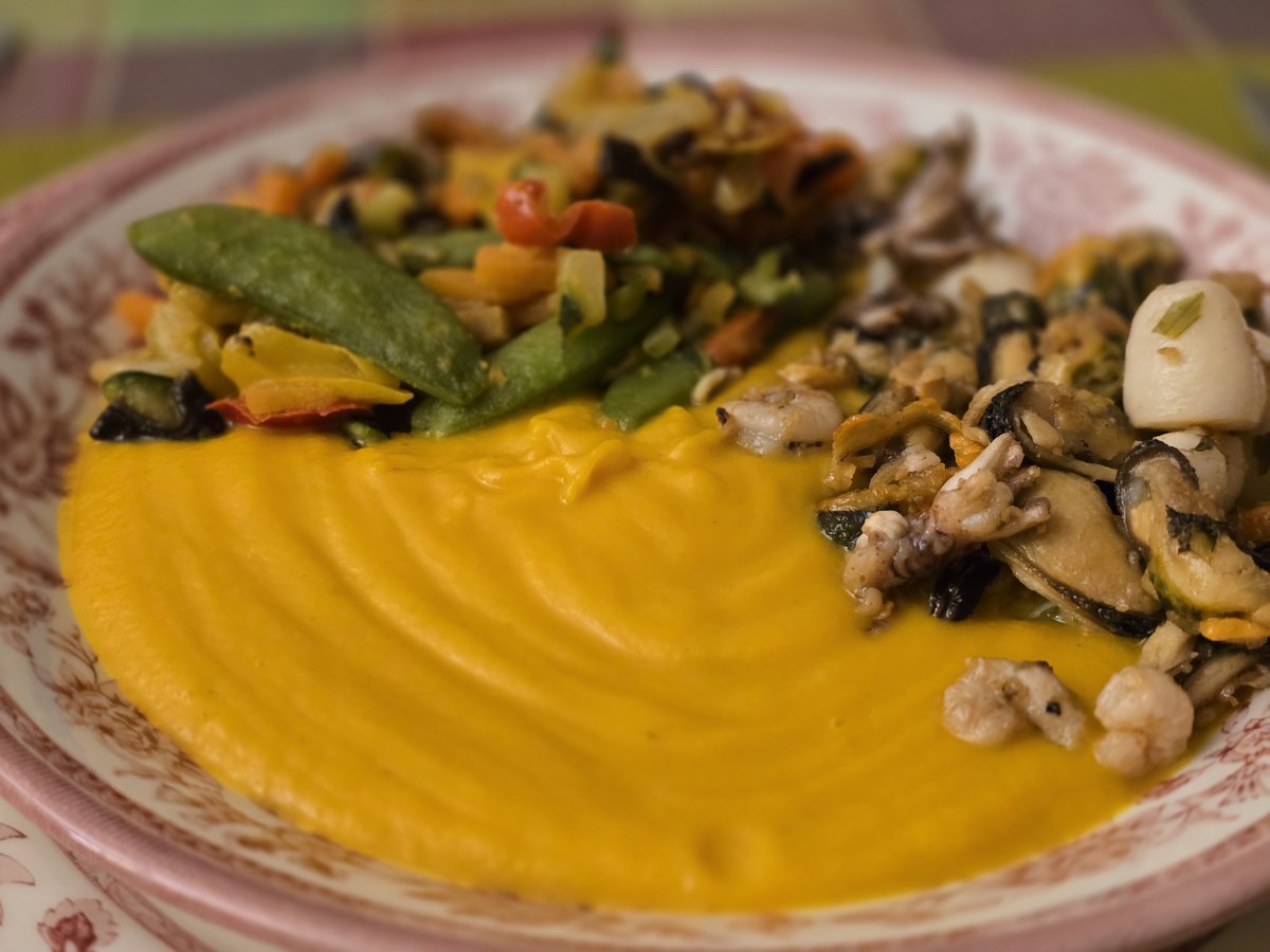 Vakariņās bija ķirbju-ingvera biezzupa ar ķiploku sviestā apceptiem 