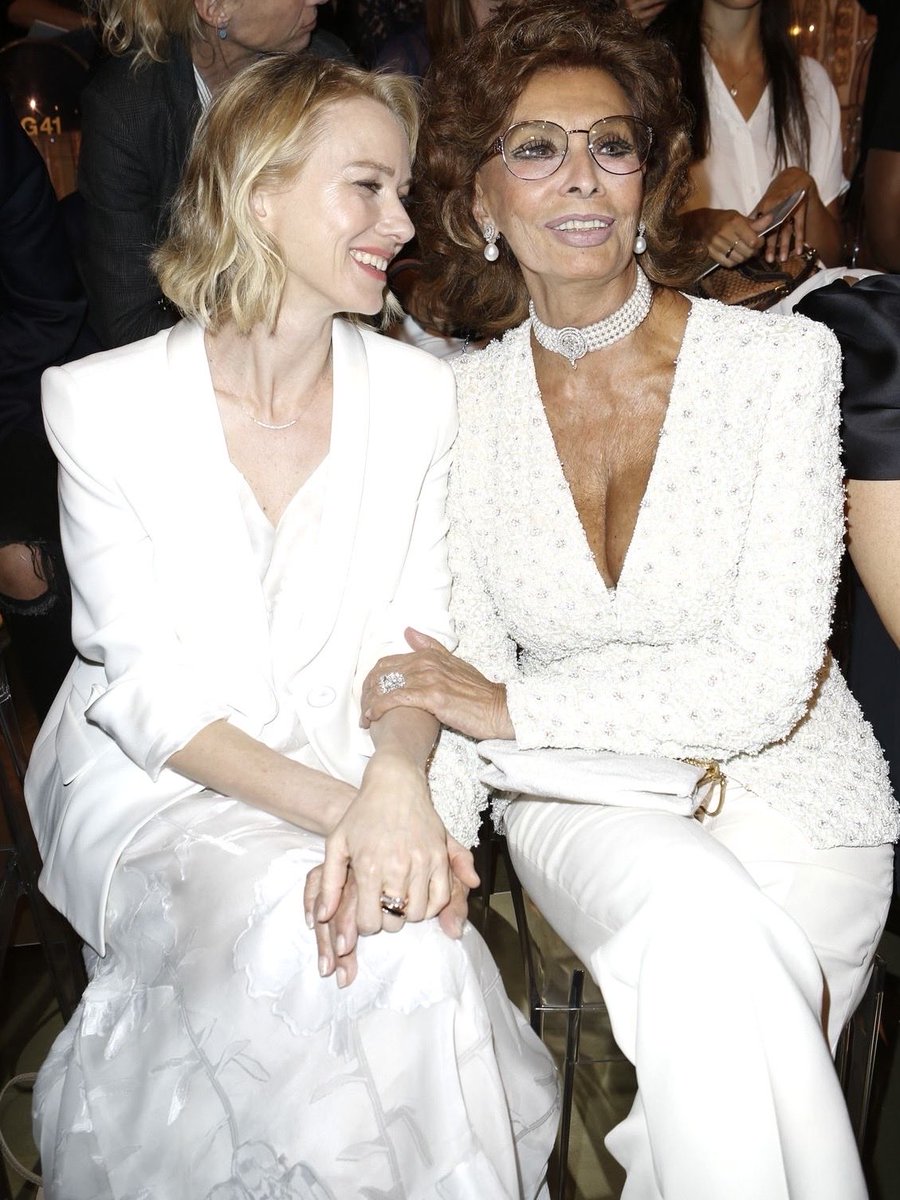 A breathtaking image of Naomi Watts and Sophia Loren dressed in white in Paris at an Armani fashion show in 2017

The astonishing thing about this photo:

Sophia Loren was 82 years old!

Such a timeless beauty ✨🤍
