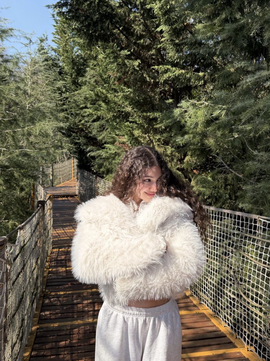 CryptoJulzss's tweet image. Gm, all you need in your life is a crypto girl