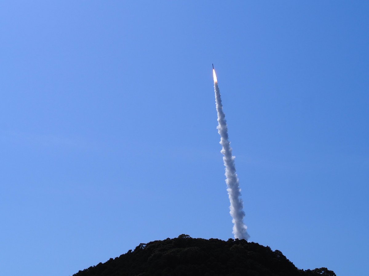 kinkidaigakuPR's tweet photo. 小型ロケット、カイロス3号機。
ついに打ち上げられるも、ミッション達成困難との判断で、飛行中断措置がとられたとのこと。

研究成果は日々一歩ずつ。
大きな期待を背負うロケットが、いつかまっすぐ、宇宙へ届きますように。
ここで育てられる養殖魚たちも、もっとみなさんの食卓へ届きますように。 https://t.co/UoO92TlAP7