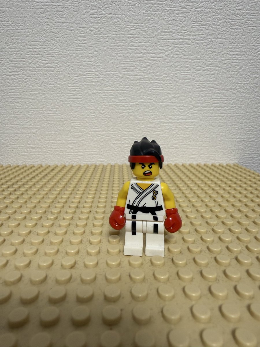 t10m08t's tweet photo. LEGOでストリートファイターⅡのリュウを作ってみた。
#LEGO #レ���　#ミニフィグ
#ストリートファイター https://t.co/RQkPc8hhjb