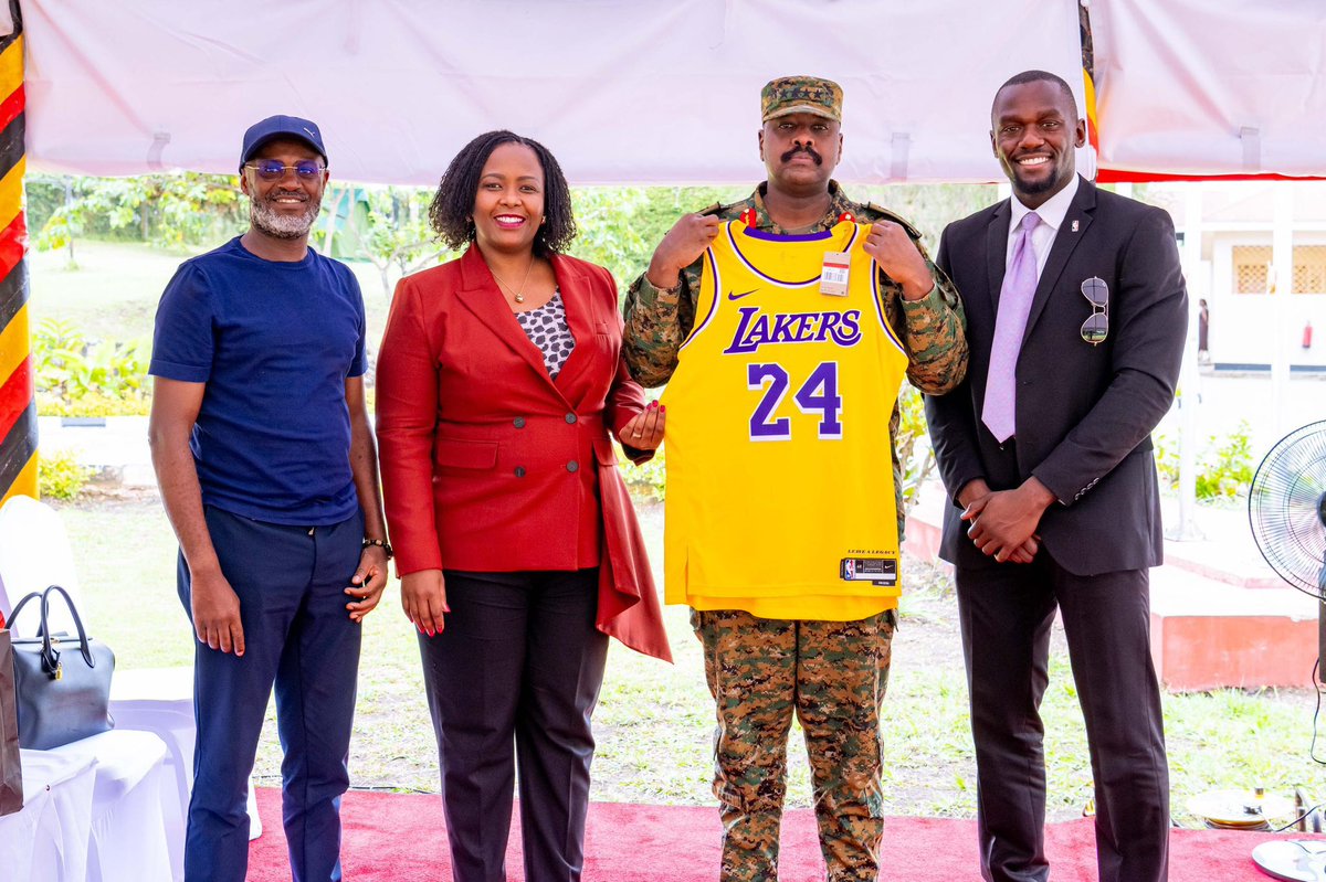 flashfmrw's tweet image. Gen. Muhoozi #Kainerugaba yahuye n’Umuyobozi Mukuru wa NBA muri Afurika, Clare #Akamanzi, kugira ngo baganire kuri gahunda yo kwagura no kongera ubunyamwuga mu mukino wa Basketball muri Uganda, harimo no gutangiza shampiyona y’abato ya NBA mu mashuri yisumbuye.