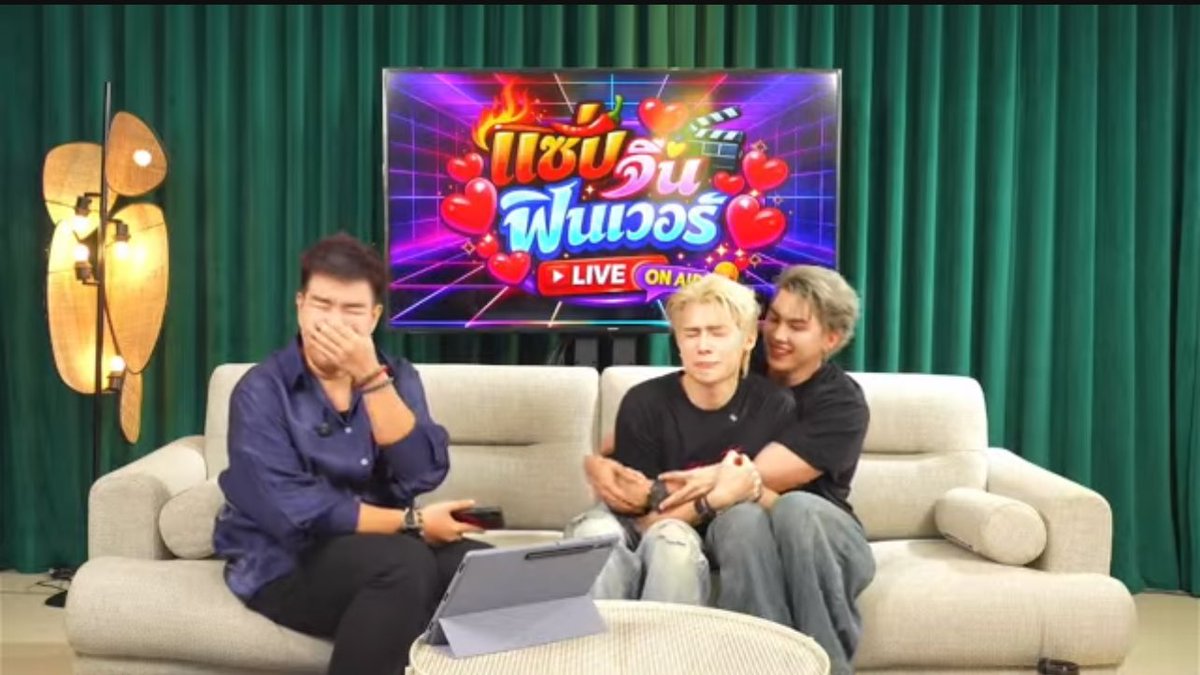 เฟรมไม่ได้แคบ แค่คนเค้าอยากอ้อนกัน เริ่มเล่อะ

#YesterdayPressTour
#Yesterdayรอยรักวันวาน 
#FortFTS #Peatwasu