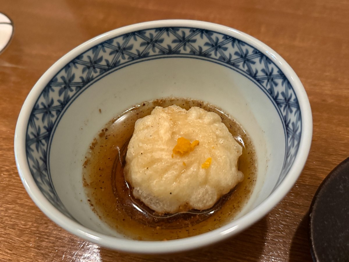ryu_hamasaki's tweet photo. 東京で一番過小評価されてるジャンル、ネパール料理かもしれない。

MOMO Stand Tokyoの7種モモコース（¥3,800）。

一発目から白子と蓮根の揚げモモ。柚子ポン酢のスープにネパール山椒がピリッときて、いきなり和×ネパールの融合を突きつけてくる。

定番のチキンモモは生姜とカシューナッツを少し焦がした冷たいソースにディップ。シンプルなのにこれが一番「本場」を感じた。

シーフードモモはあさりとグリーンオリーブをオレンジワインで煮詰めた具材にティムルをトッピング。もはやモモの概念が壊れる。

そして圧巻がマトンモモ。 粗挽きマトンにブルーチーズとくるみを合わせて五平餅風に香ばしく焼き上げる。信州味噌×ネパールバター×クミンのソースが重厚すぎて酒なしでは耐えられない。

一皿ごとに和食材とネパールスパイスの掛け算が変わる。 モモ一粒ずつにソムリエがワインを合わせるペアリング（¥9,350）まである。

次はそっちで行く。 知らなかった世界、まだあるんだな。