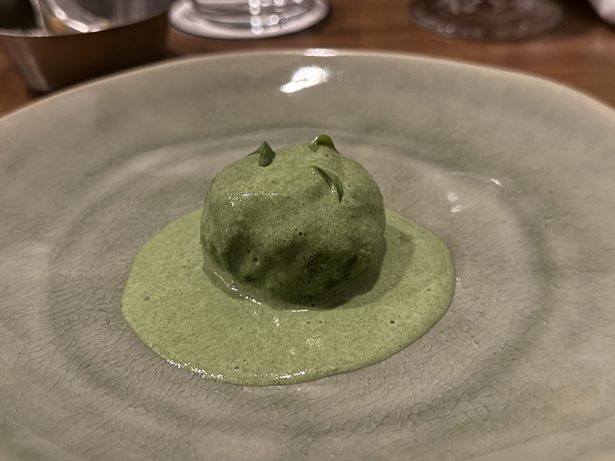 ryu_hamasaki's tweet photo. 東京で一番過小評価されてるジャンル、ネパール料理かもしれない。

MOMO Stand Tokyoの7種モモコース（¥3,800）。

一発目から白子と蓮根の揚げモモ。柚子ポン酢のスープにネパール山椒がピリッときて、いきなり和×ネパールの融合を突きつけてくる。

定番のチキンモモは生姜とカシューナッツを少し焦がした冷たいソースにディップ。シンプルなのにこれが一番「本場」を感じた。

シーフードモモはあさりとグリーンオリーブをオレンジワインで煮詰めた具材にティムルをトッピング。もはやモモの概念が壊れる。

そして圧巻がマトンモモ。 粗挽きマトンにブルーチーズとくるみを合わせて五平餅風に香ばしく焼き上げる。信州味噌×ネパールバター×クミンのソースが重厚すぎて酒なしでは耐えられない。

一皿ごとに和食材とネパールスパイスの掛け算が変わる。 モモ一粒ずつにソムリエがワインを合わせるペアリング（¥9,350）まである。

次はそっちで行く。 知らなかった世界、まだあるんだな。