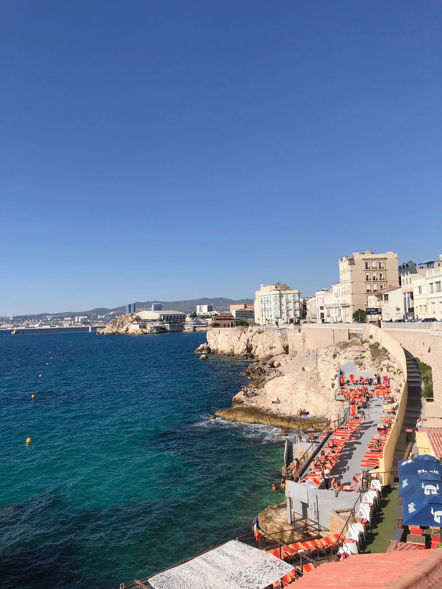 ขอขาย Marseille เมืองทางตอนใต้ของฝรั่งเศส ตอนแรกที่ไปไม่คาดหวังอะไรเลย แค่จะไปเยี่ยมเพื่อน แต่กลายเป็นว่าชอบ ทะเลสวยมากกก สีน้ำทะเลสวยแบบขี้โกงสุดๆ และใช่ ไปหน้าร้อน ร้อนเหมือนไทยเลย ลมนิ่งๆ ร้อนกว่าเดิม วันเดียวผิวไหม้ แต่สวยยอะ แนะนำนะ ลองเที่ยวยุโรปหน้าร้อนดู สวยไปอีกแบบจริงๆ