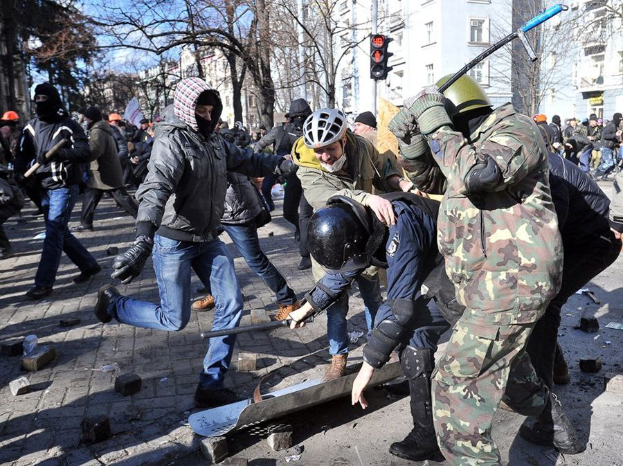 OlegatrN's tweet photo. Взбесившиеся дегенераты за американские деньги убили свою страну, которую звали Украина.
После убийства, они загримировали труп и носили его радостно по улице. Каждый, кто говорил правду, что безумцы носятся с трупом Украины, подвергался репрессиям.
Шли годы, труп продолжал https://t.co/jieaFLIGjd