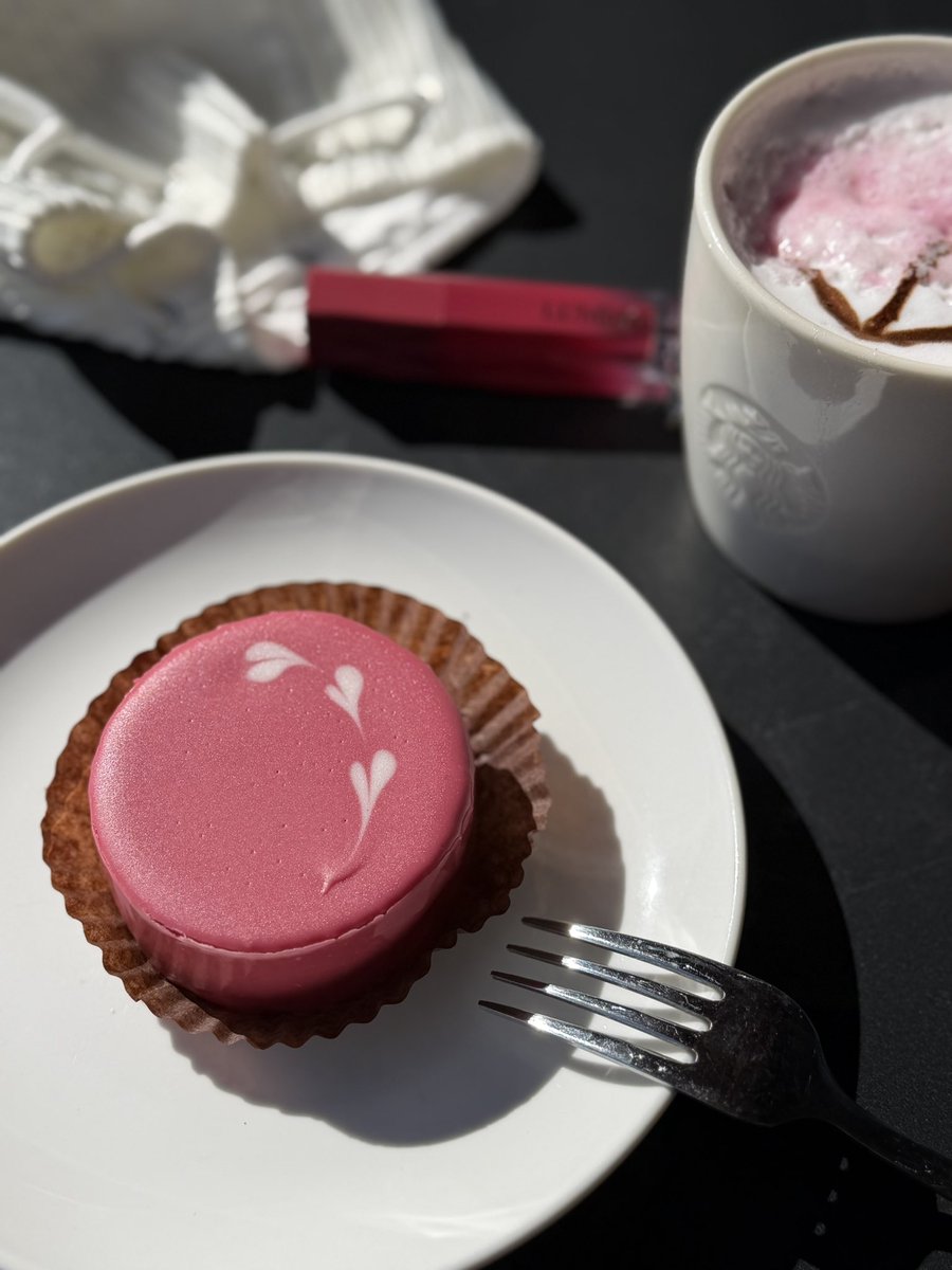 sumire_417629's tweet photo. Cherry blossom beauty 🌸
@Starbucks_JP
桜ラテとルビーチョコレートケーキで
春のスターバックスカフェ時間。
A quiet Starbucks sakura moment.
Soft pink café time.
Save this for your next spring café moment.
#Starbucks
#スタバ
#cherryblossom
#springcafe
#aestheticcafe https://t.co/uwARkQc6bF