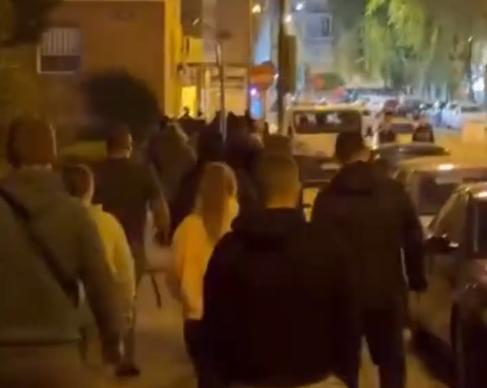 "Patrullas vecinales" en Sevilla violentan y agreden a personas en situación de sinhogarismo

Escuadristas aprovechan el abandono institucional y de deterioro en el barrio de la Macarena como caldo de cultivo para movilizar a algunos vecinos.

➡️diariosocialista.net/2026/03/05/pat…