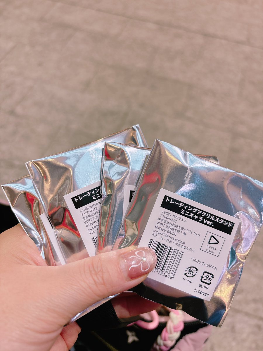 rnk35p's tweet photo. 仕事終わって、鯛焼き買いに来たー！
ポストカードあるかなぁ…
行列出来てるかなぁ…
と心配だったけど、すぐ買えたし、まだポストカードもあったよ😊
コンプ出来なかったミニアクスタ買い足した〜
コンプ出来るといいなぁ😌
グッズの在庫はこんな感じ〜！
#みこちと鯛焼き
#鳴門鯛焼き本舗
#大須 https://t.co/dcpx63iXuS