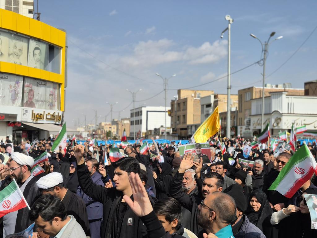 سفیر عشق شهید است 
و ارباب عشق حسین (ع)
 و وادی عشاق کربلا
جایی که ارباب عشق سر به باد می دهد
 تا اسرار عشاق را بازگو کند 
که برای عشاق راهی جز از کربلا گذشتن نیست...

#قهرمانان_کرمانی