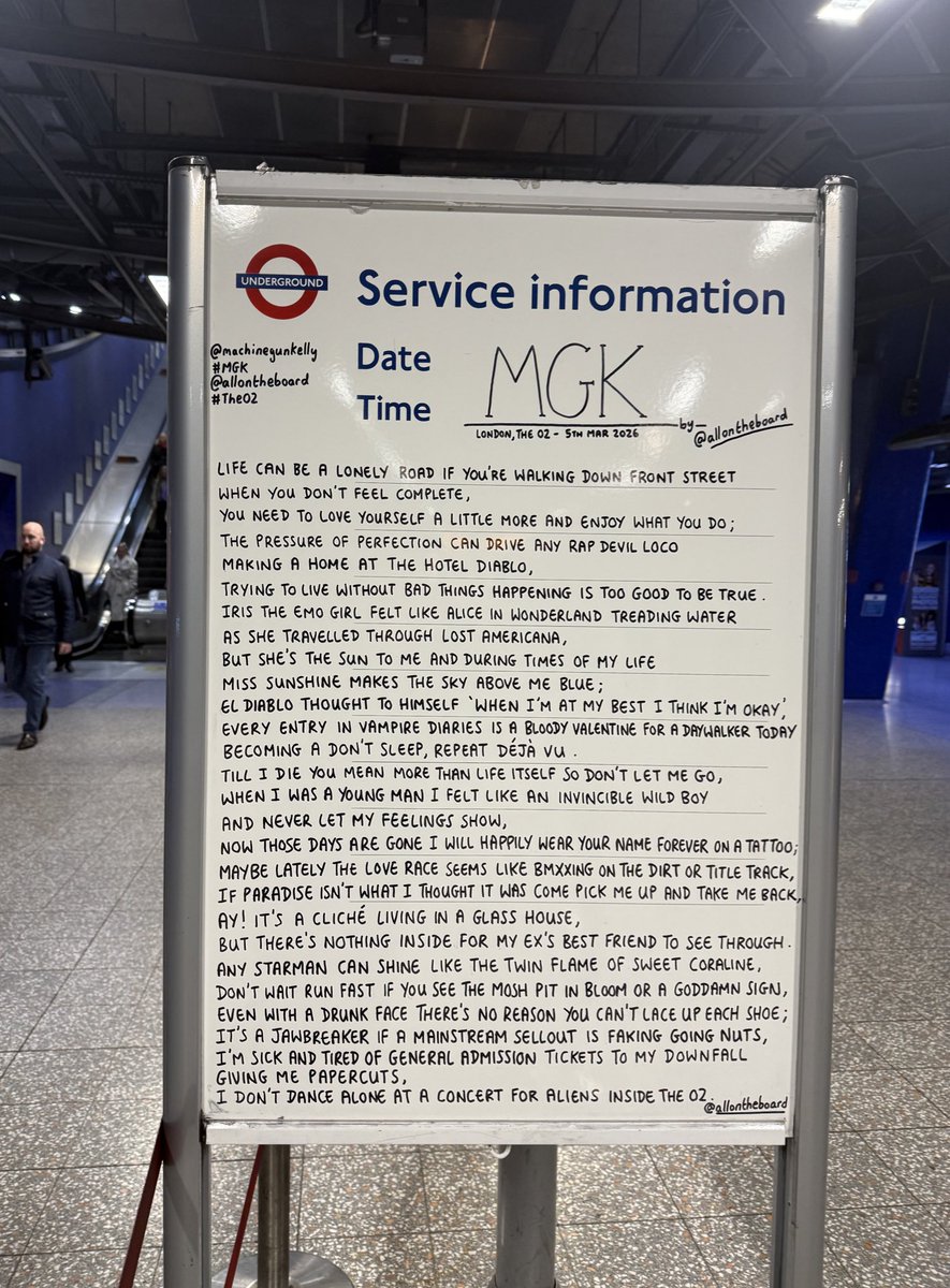 MGKSpain's tweet photo. London is ready 🇬🇧 @TheO2 https://t.co/d0dqKWxTWS