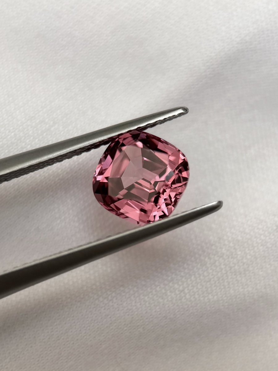 自然光が入る空間ではパパラチアサファイアの色味にカラーシフトする