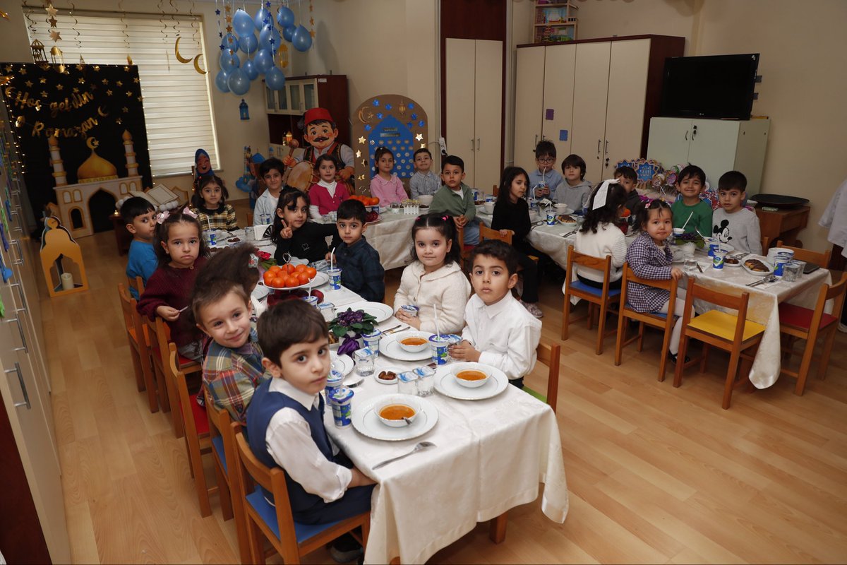 BagcilarBld's tweet photo. Kadın ve Aile Kültür Sanat Merkezi kursiyerlerimizin minik çocuklarına öğle ezanı ile ilk “iftar” heyecanlarını birlikte yaşadık.

Program kapsamında sunulan menü ve etkinlik sonunda takdim edilen hediyeler, öğretmenlerimiz tarafından el emeği ve büyük bir özenle hazırlandı. Miniklerimizle tekne orucumuzu açtık.