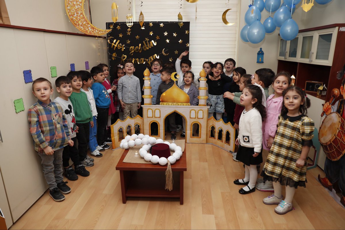 BagcilarBld's tweet photo. Kadın ve Aile Kültür Sanat Merkezi kursiyerlerimizin minik çocuklarına öğle ezanı ile ilk “iftar” heyecanlarını birlikte yaşadık.

Program kapsamında sunulan menü ve etkinlik sonunda takdim edilen hediyeler, öğretmenlerimiz tarafından el emeği ve büyük bir özenle hazırlandı. Miniklerimizle tekne orucumuzu açtık.