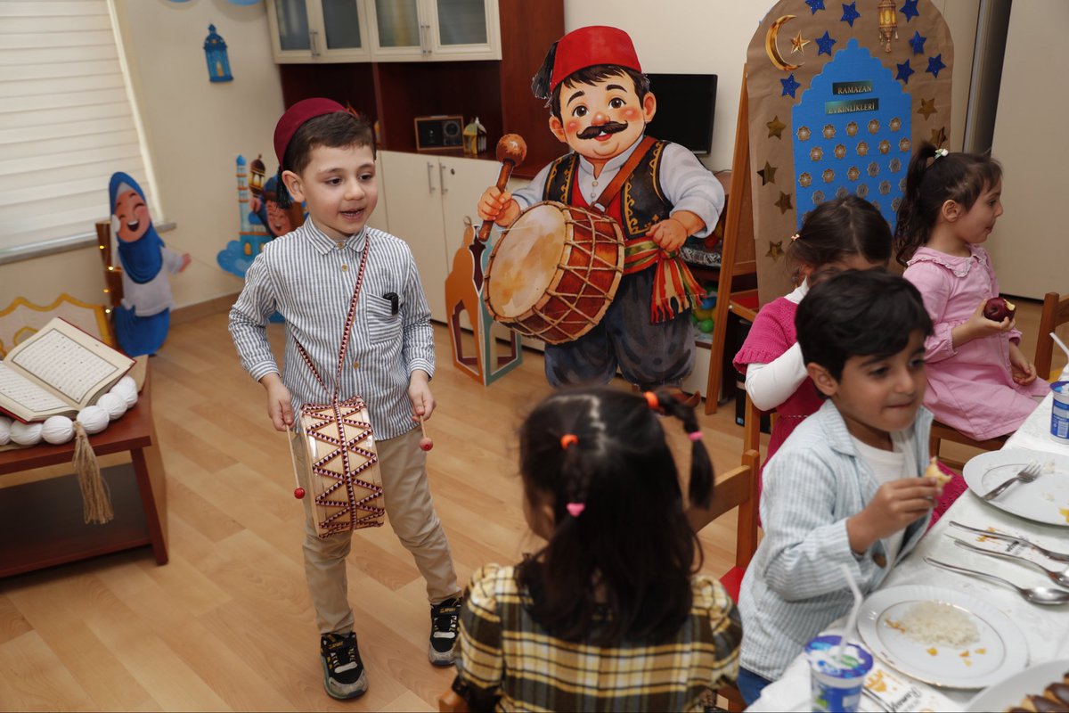 BagcilarBld's tweet photo. Kadın ve Aile Kültür Sanat Merkezi kursiyerlerimizin minik çocuklarına öğle ezanı ile ilk “iftar” heyecanlarını birlikte yaşadık.

Program kapsamında sunulan menü ve etkinlik sonunda takdim edilen hediyeler, öğretmenlerimiz tarafından el emeği ve büyük bir özenle hazırlandı. Miniklerimizle tekne orucumuzu açtık.