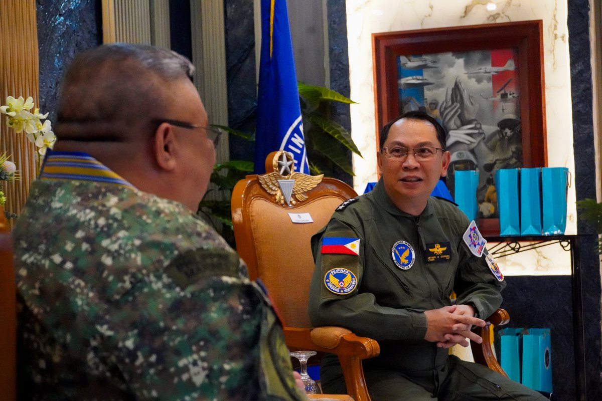 PhilAirForce's tweet photo. PAF NEWS | IN HONOR OF DEDICATED SERVICE: ACTING CHIEF OF STAFF PAYS EXIT CALL ON PAF COMMANDING GENERAL

See full story:
https://t.co/upuqwaG2kU

#FocusPAF #GuardiansOfOurPreciousSkies #PAFYouCanTrust #OneAFPOnePhilippines #StrongAirForceStrongPhilippines #AFPYouCanTrust https://t.co/bYA4itZQSy