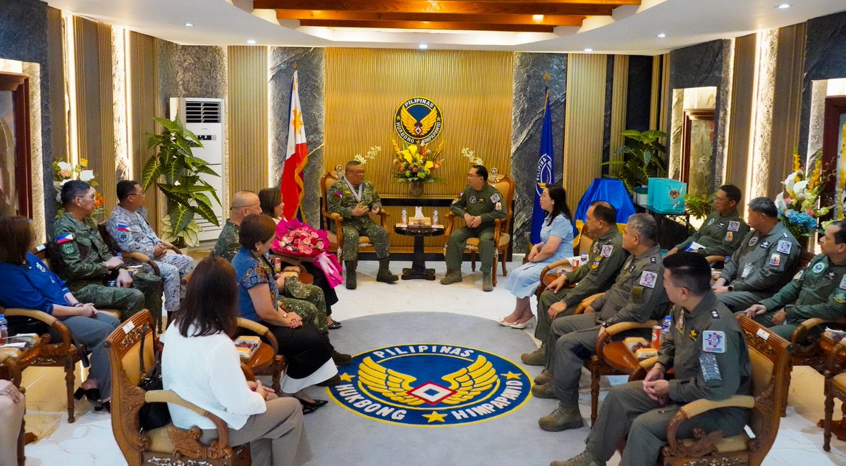 PhilAirForce's tweet photo. PAF NEWS | IN HONOR OF DEDICATED SERVICE: ACTING CHIEF OF STAFF PAYS EXIT CALL ON PAF COMMANDING GENERAL

See full story:
https://t.co/upuqwaG2kU

#FocusPAF #GuardiansOfOurPreciousSkies #PAFYouCanTrust #OneAFPOnePhilippines #StrongAirForceStrongPhilippines #AFPYouCanTrust https://t.co/bYA4itZQSy
