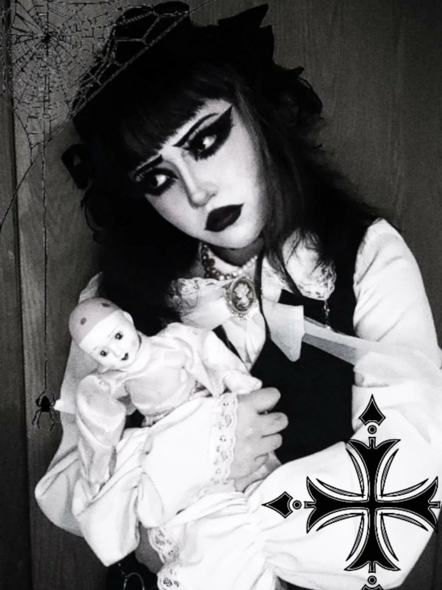 ItsMariamne's tweet photo. Look behind you....
-
-
-
Get the fuck out of X and go to work
TikTok: itsmariamne 
🦇
🦇
🦇
#goth #gothic #gothgirl #gothmakeup #alt https://t.co/hRPwB8aLUu