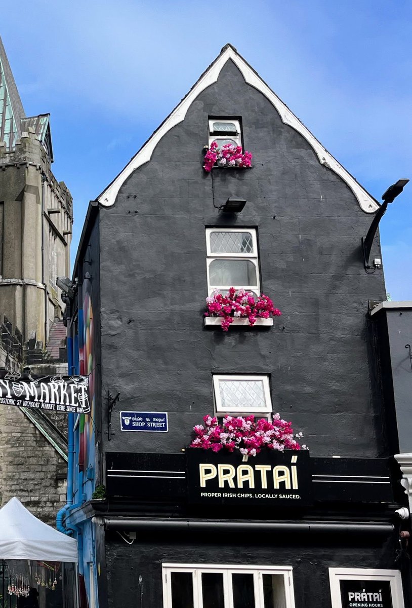 GalwayWalks's tweet image. Before - and - After
The old adage, ‘if it ain’t broke, why fix it’, comes to mind!  And, during ‘Seachtain na Gaeilge’ too! What do you think?

#pratai #chipeen #beforeandafter #snag