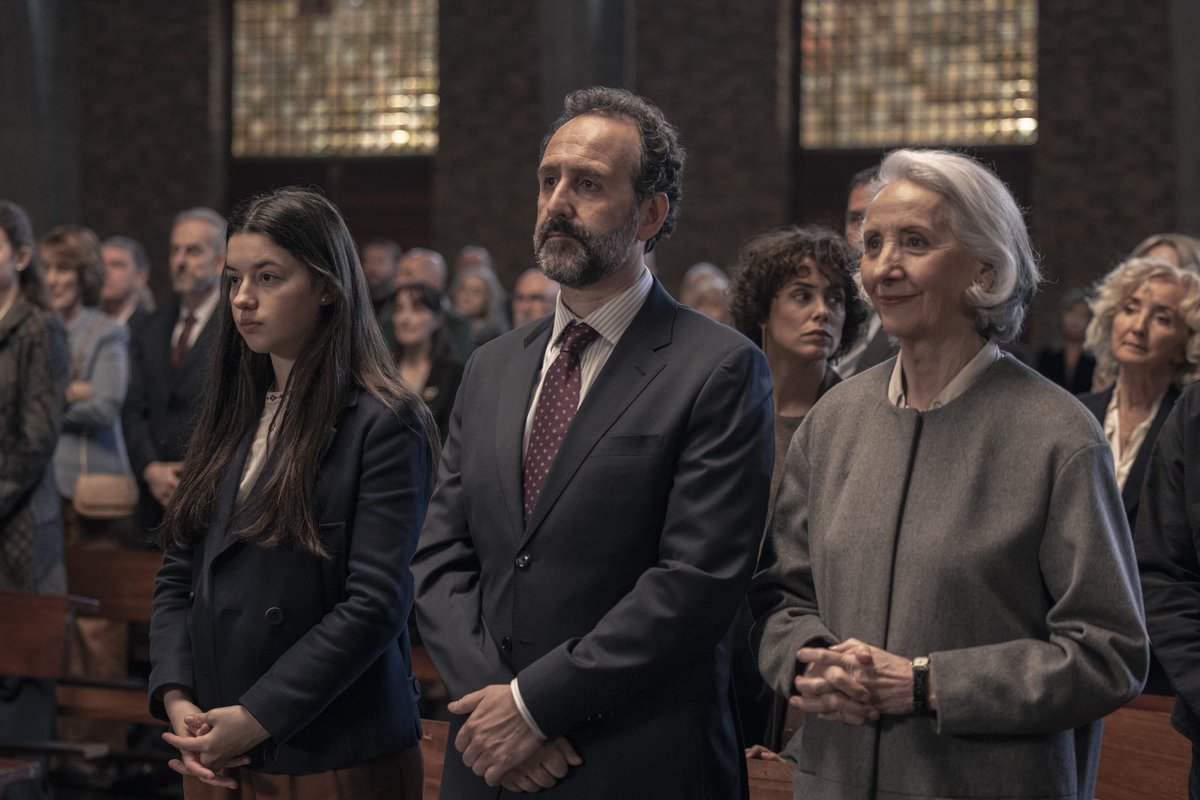 En redes se debate si el personaje más odioso de «Los domingos» es la tía o la monja, pero ¡es el padre! No intenta entender a nadie, tacha de guarra a su hija por besar a un chico y la empuja hacia el convento justo cuando empieza a valorar la vida fuera. Un machista y un cutre.