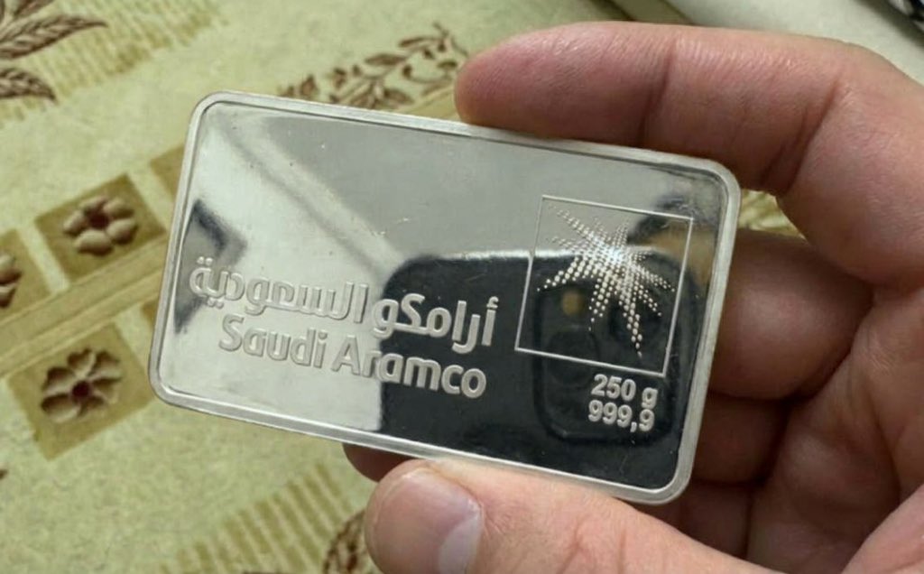 grgr1152's tweet photo. @1G_H20 حتى انا حصلت عند ابوي فضه كم تسوى 🤣🤣🤣 العالم تصدق الذكاء الصناعي https://t.co/7DXJFOO0If
