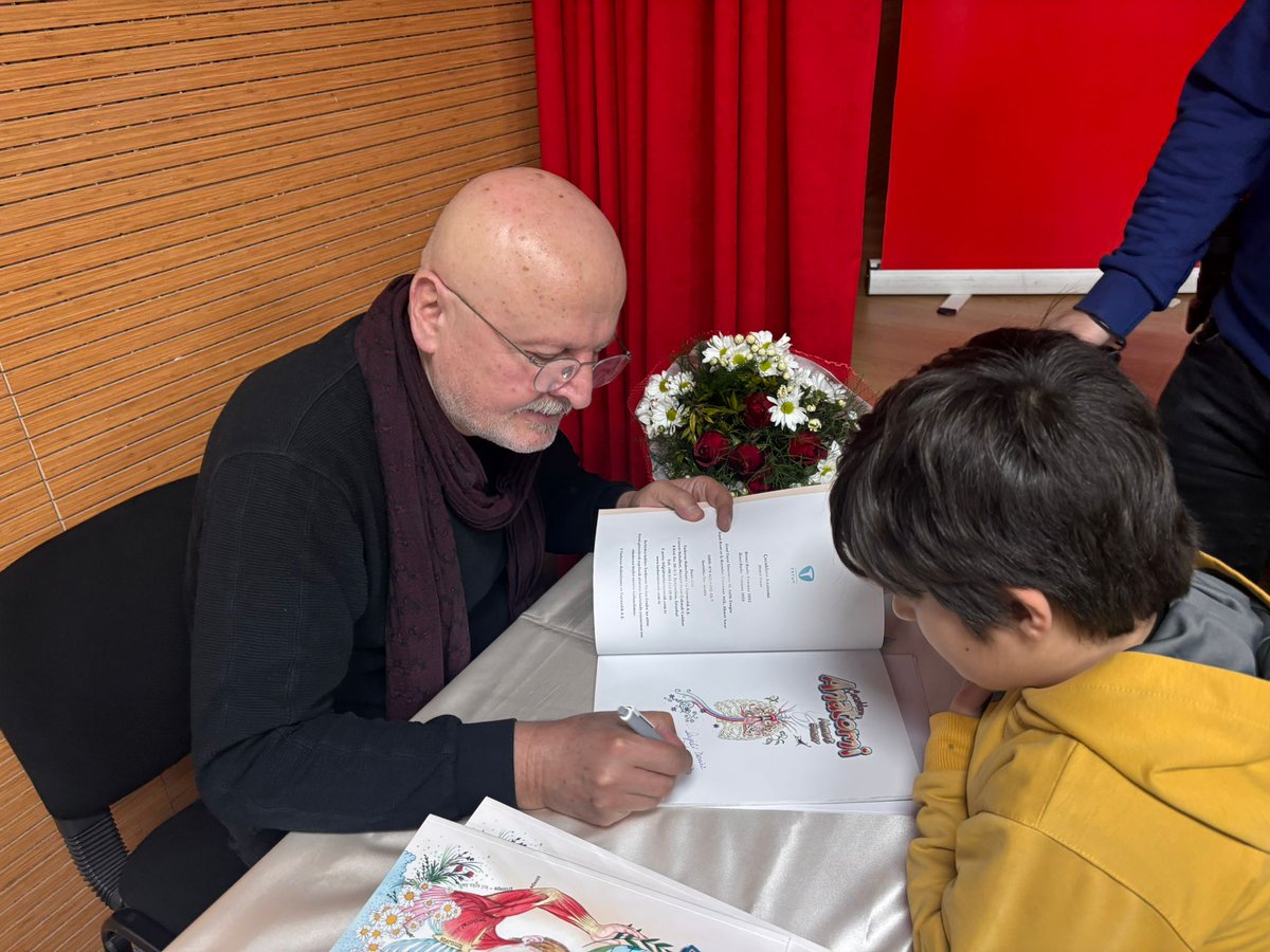 VanilMem's tweet photo. Van Valiliğimiz tarafından düzenlenen "Yazar-Öğrenci Buluşmaları" kapsamında Prof. Dr. Sayın Ahmet SINAV, İpekyolu 100. Yıl Cumhuriyet İlkokulu öğrencileri ile bir araya geldi.

​Konuğumuz, renkli hayat hikayesiyle ilham veren Prof. Dr. Sayın Ahmet SINAV'dı! Sayın SINAV, çocuklara anatomiyi sevdiren özel kitabının hikayesini anlatırken salondaki merak ve heyecan görülmeye değerdi.

​Hocamızın ilham veren yaşam öyküsü öğrencileri mest etti. "Çocuklara Anatomi" kitabı elden ele dolaştı, sayfalar büyük bir ilgi ve merakla incelendi. Soru-cevap bölümünde miniklerin meraklı soruları, salonda müthiş bir atmosfer, imza töreninde ise bitmek bilmeyen enerji vardı!

​Eğitime ve kültüre verilen bu destekle, Van’ın çocukları yarınlara daha güçlü hazırlanıyor.

@tcmeb @Yusuf__Tekin @tcvanvaliligi @valiozanbalci75 @bycandiroglu