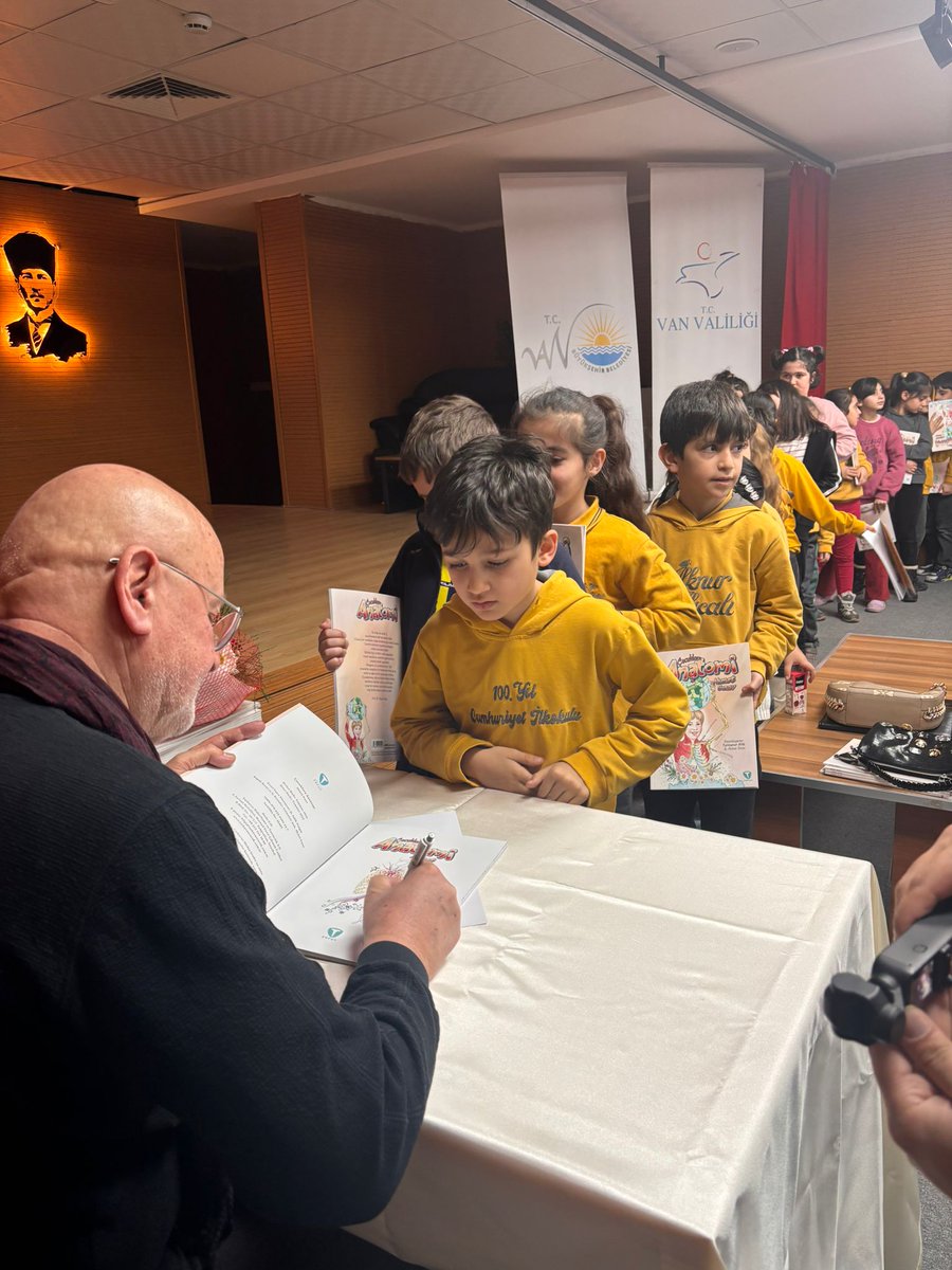 VanilMem's tweet photo. Van Valiliğimiz tarafından düzenlenen "Yazar-Öğrenci Buluşmaları" kapsamında Prof. Dr. Sayın Ahmet SINAV, İpekyolu 100. Yıl Cumhuriyet İlkokulu öğrencileri ile bir araya geldi.

​Konuğumuz, renkli hayat hikayesiyle ilham veren Prof. Dr. Sayın Ahmet SINAV'dı! Sayın SINAV, çocuklara anatomiyi sevdiren özel kitabının hikayesini anlatırken salondaki merak ve heyecan görülmeye değerdi.

​Hocamızın ilham veren yaşam öyküsü öğrencileri mest etti. "Çocuklara Anatomi" kitabı elden ele dolaştı, sayfalar büyük bir ilgi ve merakla incelendi. Soru-cevap bölümünde miniklerin meraklı soruları, salonda müthiş bir atmosfer, imza töreninde ise bitmek bilmeyen enerji vardı!

​Eğitime ve kültüre verilen bu destekle, Van’ın çocukları yarınlara daha güçlü hazırlanıyor.

@tcmeb @Yusuf__Tekin @tcvanvaliligi @valiozanbalci75 @bycandiroglu