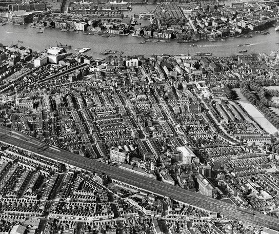MuseumPeekFrean's tweet photo. The Peek Frean & Co Biscuit Works, the surrounding residential area and the River Thames, Bermondsey, 8th September 1937.
Courtesy of #Britainfromabove https://t.co/9vhQJ7vxcB