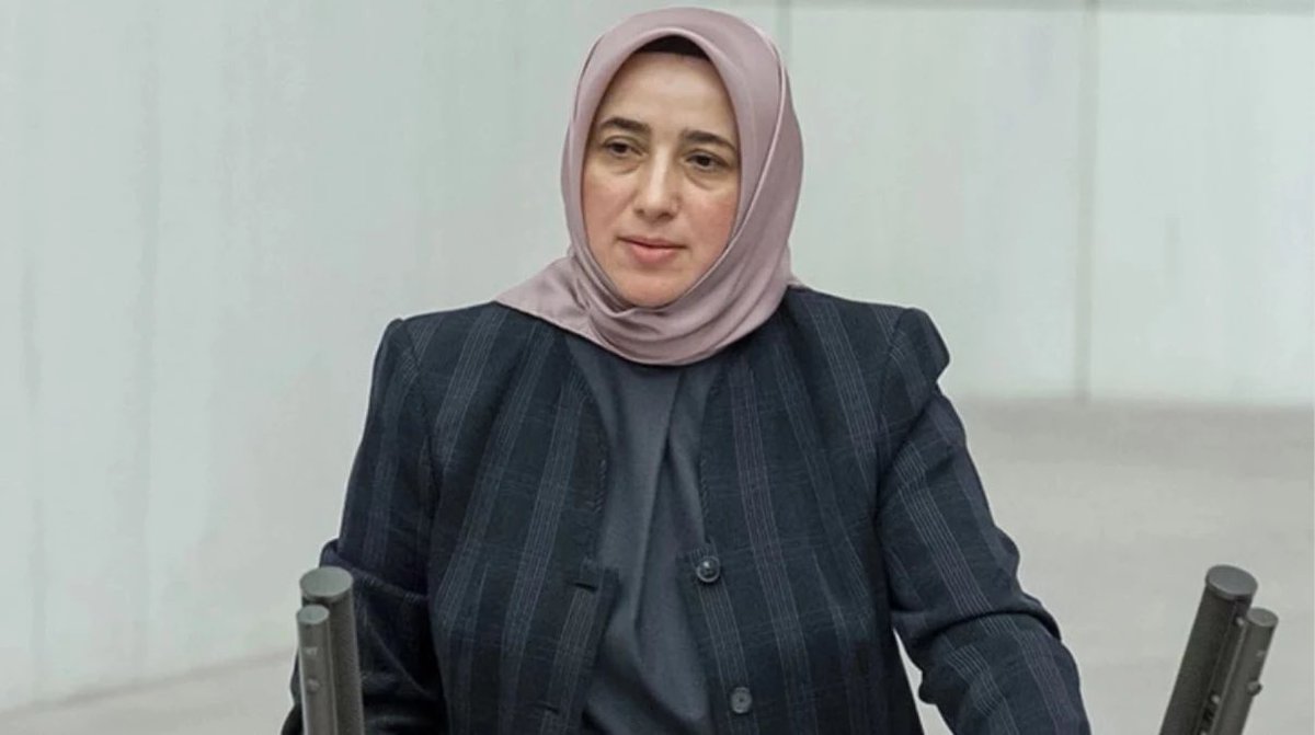 Sebahat Akkiraz, AKP’li Özlem Zengin’in savunduğu Meclis’teki ‘gösterişli iftar menüsü’ hakkında konuştu:

“Peygamberimiz çorbaya ekmek doğrayıp iftar ediyordu.

Hz Ömer kendi işini yaparken kendi mumunu, devletin işini yaparken devletin mumunu yakıyordu.

Hz Ali süt parası