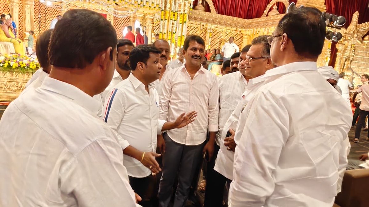 మేడ్చల్ మల్కాజిగిరి జిల్లా:

ఘట్కేసర్ పట్టణంలోని ఔషాపూర్ DGR కన్వెన్షన్ హాల్లో మోత్కూరు మండల బీఆర్ఎస్ పార్టీ నాయకులు ఫైళ్ళ దయాకర్ రెడ్డి గారి కుమార్తె స్రవంతి - ప్రవీణ్ గార్ల వివాహ వేడుకకు హాజరై నూతన వధూవరులను ఆశీర్వదించడం జరిగింది.⁦<a href="/BRSparty/">BRS Party</a>⁩