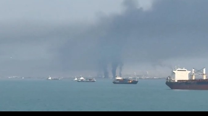 SYNTECH_SR's tweet photo. Bandar Abbas, the main home port of the Iranian Navy, is engulfed in flames as massive pillars of smoke rise following a series of U.S. airstrikes targeting the facility. #IranWar #Israel #USIranWar #Israel https://t.co/MKJ1F74MFh