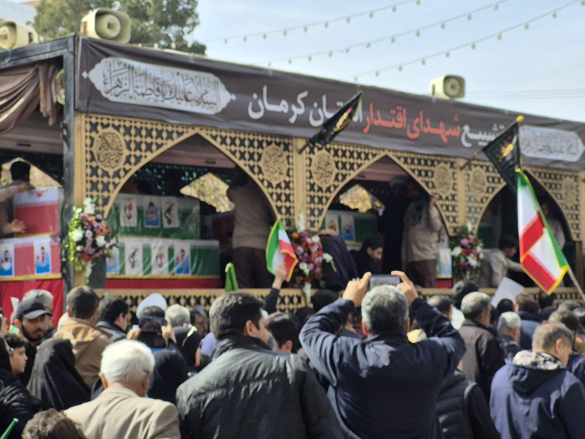 کرمانی‌های باوفا فرزندان خود را تا بهشت بدرقه می‌کنند

#قهرمانان_کرمانی