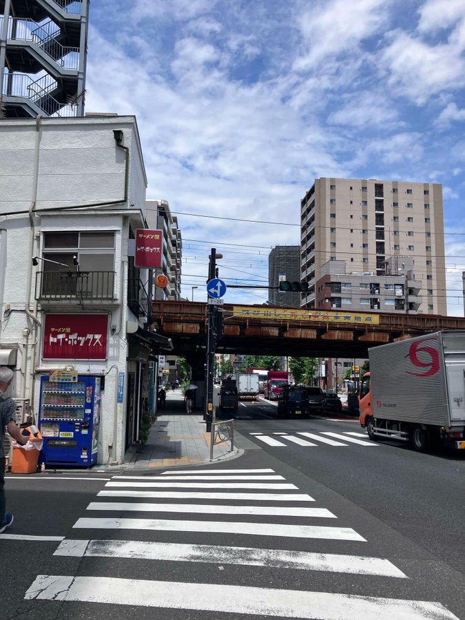 LabFunny65590's tweet photo. 【1枚目】地下鉄三ノ輪駅3番出口を出て、
【2枚目】目の前の横断歩道を渡り、
右に道なりに歩くと、
【3枚目】趣のある高架下を進み、
【4枚目】ファミリーマート隣にビルがあります。
こちらのビルの5階がMJはうすです！ https://t.co/2c5JG5B6r3
