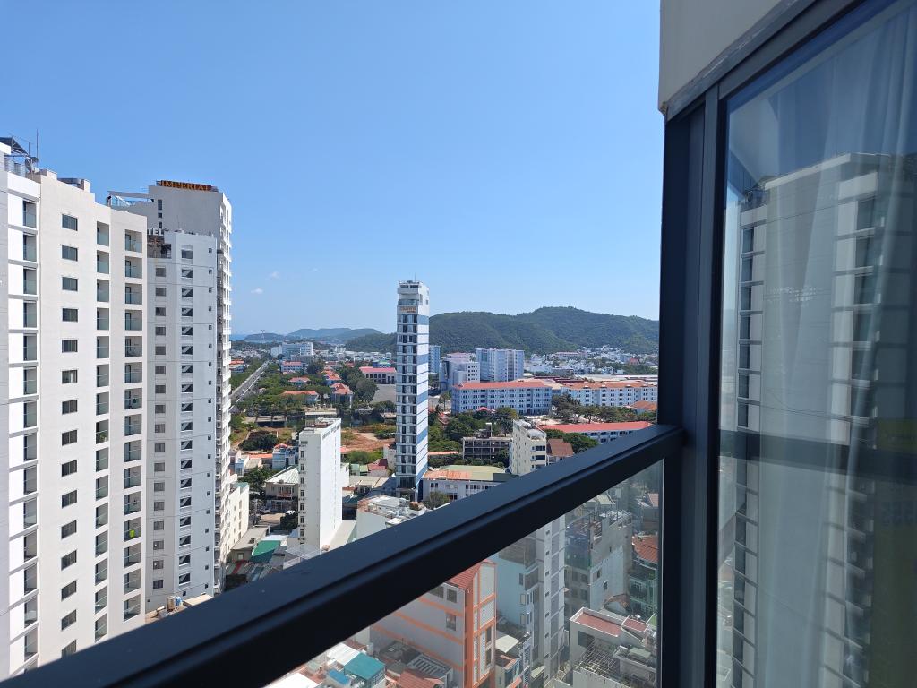 _Visp_'s tweet photo. About a month ago I was on vacation in Vietnam and it was beautiful. I was in the Nha Trang . Nha Trang is tourist town located on the southern cost of Vietnam 200km from Ho-chi-min city. It's a beautiful place.  Staying here was such a good time . https://t.co/oZNzbrRYar